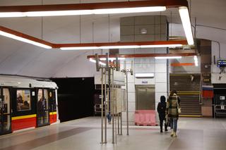 Nowe windy na stacji metra M1 Pole Mokotowskie w Warszawie