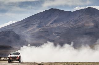 Dakar znów pełen niespodzianek:  Małysz holowany do mety, Piątek ponownie walczy z żywiołem