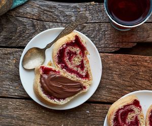 Rolada drożdżowa z dżemem. Przepis na domową struclę owocową, jak u babci