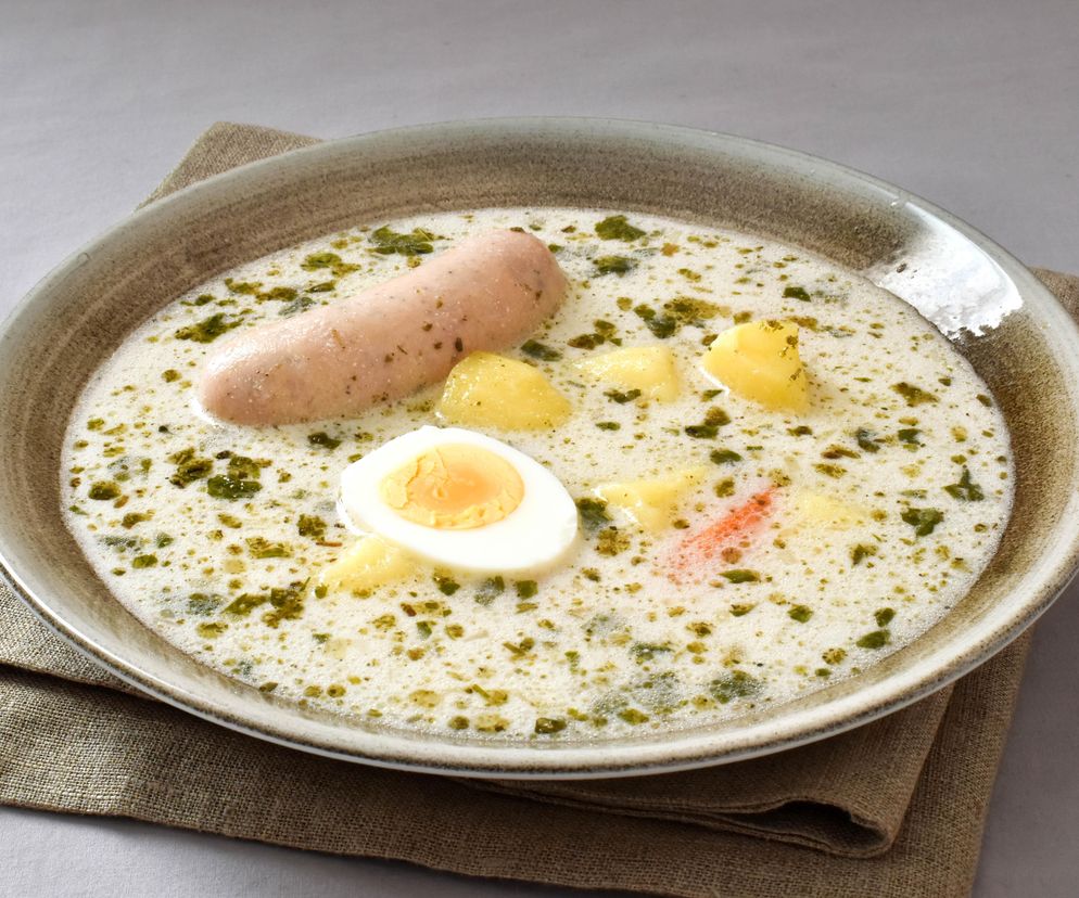 Kremowy i delikatny żurek zachwyci wszystkich gości. Wystarczy zrobić zakwas z płatków owsianych