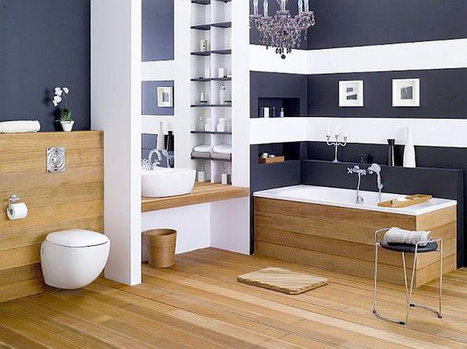 Pałacowa łazienka z kryształowym żyrandolem