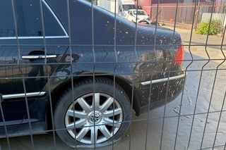 Rzeka betonu zalała ulicę w Warszawie. Auta zatopione aż po felgi!