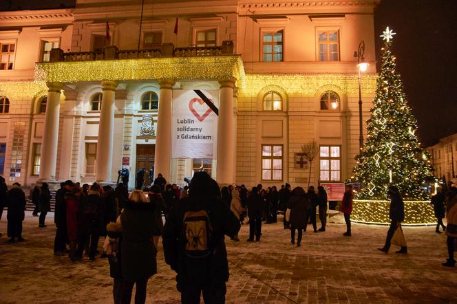 Lublin solidarny z Gdańskiem. Setki osób przed ratuszem