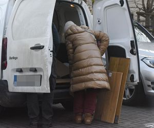 Joanna Koroniewska ogląda deski na ulicy