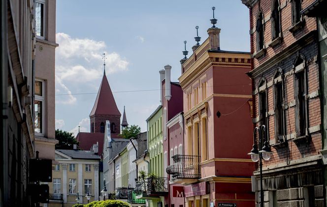 To miasteczko w województwie kujawsko-pomorskim leży na brzegu dwóch jezior. Przez wieki nękały je pożary