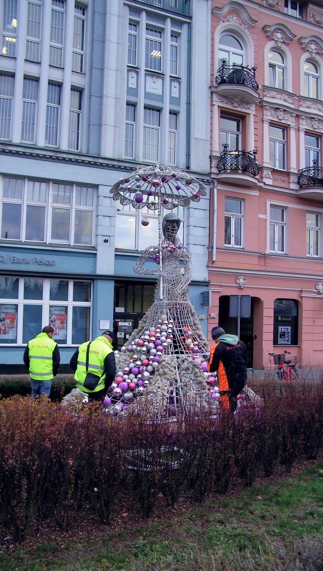 Bydgoszcz stroi się na święta. Kiedy iluminacje oświetlą miasto? [ZDJĘCIA]