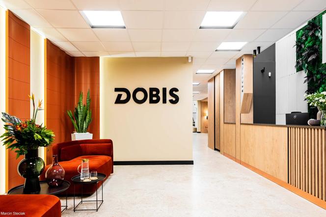 Projekt wnętrz biurowca firmy Dobis w Trzcianie z prestiżową nagrodą European Property Awards
