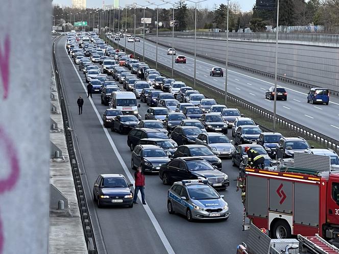 Gigantyczny korek na S8 w kierunku Poznania. BMW huknęło w barierki