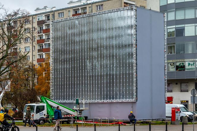 Stelaż reklamowy na rogu ul. Anielewicza i al. Jana Pawła II w Warszawie