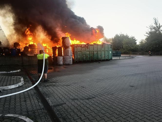 Pożar kontenerów z plastikam w Tychach