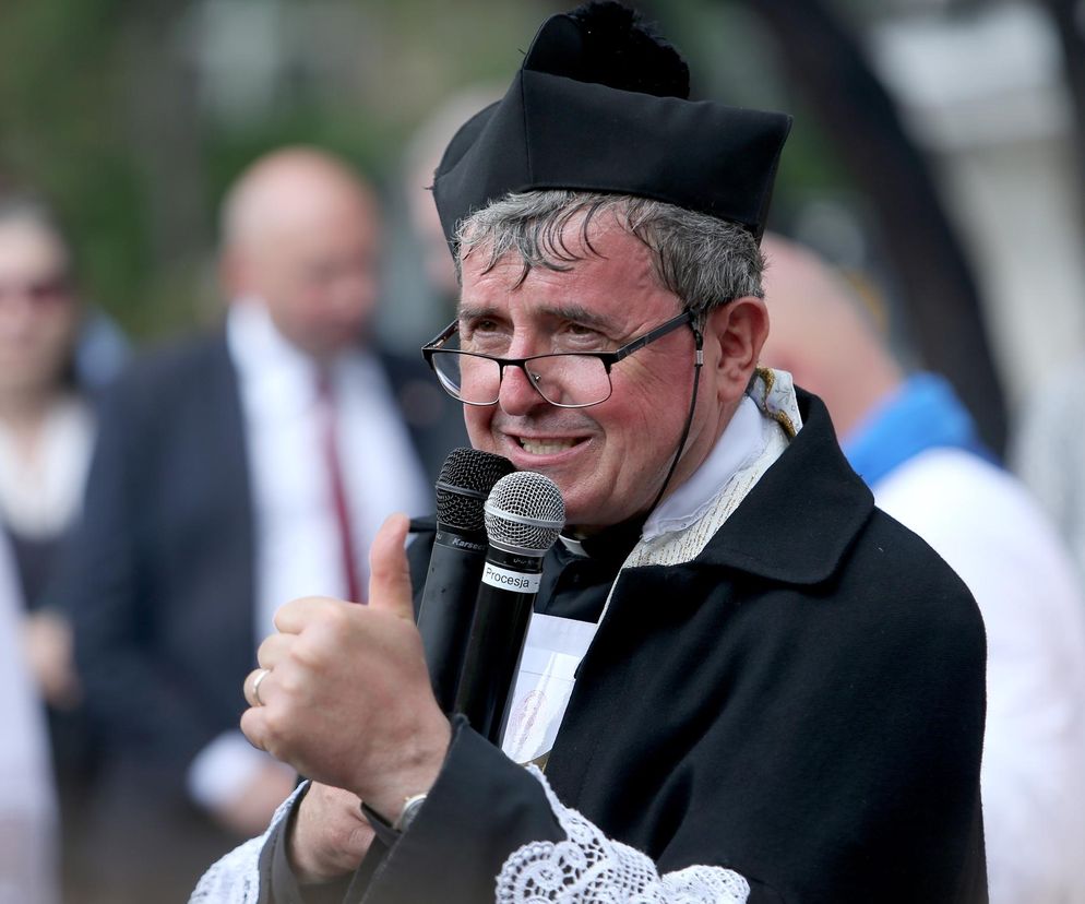 Ksiądz promuje cudowną wodę