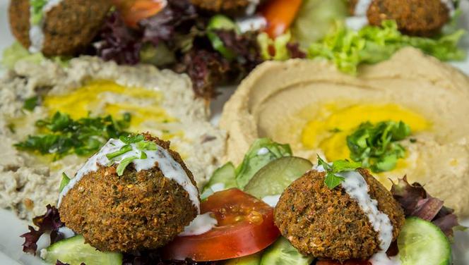 Pyszny, chrupiący i... idealny na lato. Zobacz, gdzie zjeść najlepszy falafel w Warszawie! [RANKING]