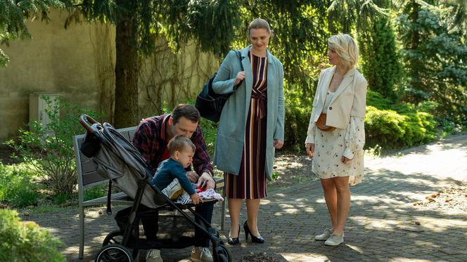 Barwy szczęścia odc. 2522. Bruno (Lesław Żurek), Bożena (Marieta Żukowska), Tadzio (Józef Trojanowski), Magdalena Woźniak (Patrycja Szczepanowska)