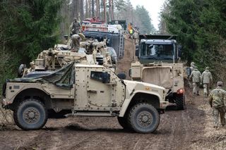 Akcja wyciągania amerykańskiego pojazdu z bagna na Litwie