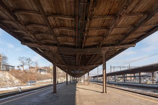 Tych dworców nie lubi prawie nikt. Są brzydkie i jak z innej epoki