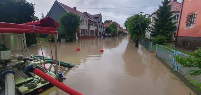 Zalane ulice, woda w budynkach. Dramatyczna sytuacja w Suchaczu i Tolkmicku
