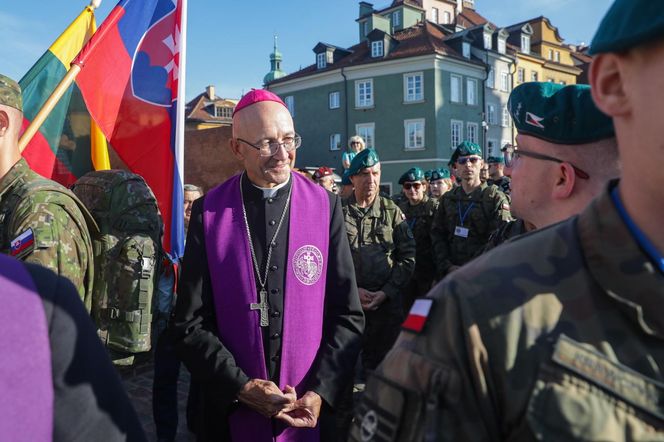 Metropolita warszawski abp Adrian Galbas z uczestnikami 45. Warszawskiej Akademickiej Pieszej Pielgrzymki Metropolitalnej na Jasną Górę