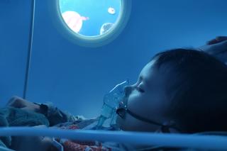 Mikołaj zakrztusił się winogronem w przedszkolu. Lekarze nie dawali szans