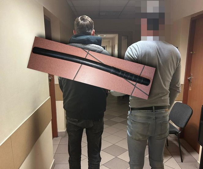 Nie chciał mu przygotować ciepłej przekąski w sklepie. Klient go pchnał, kasjer wyciągnął pałę i rozpętało się piekło!