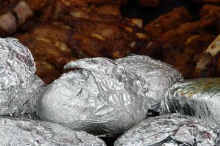 Folia aluminiowa. Na której stronie powinno się piec potrawy?