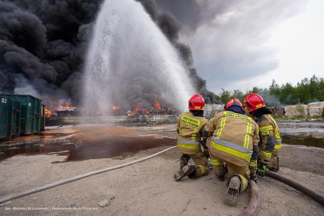 Gigantyczny pożar chemikaliów w Siemianowicach Śląskich. Wdrożono specjalne środki 