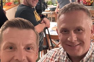 M jak miłość nowy sezon po wakacjach 2025. Paweł (Rafał Mroczek), Artur Rogowski (Robert Moskwa) na planie