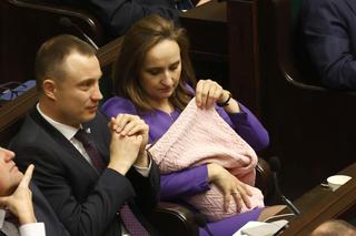 Bosakowie zabrali maleńką córeczkę do Sejmu! Wiemy, jak Emilia Maria spędziła głosowania