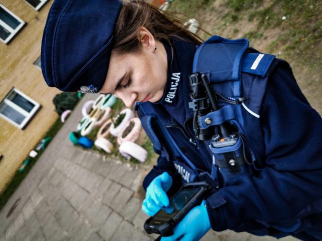 #ZostańWDomu. Policjanci sprawdzają, czy mieszkańcy przestrzegają kwarantanny