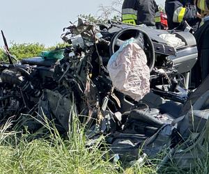 Potworny wypadek w Brwinowie. Czołowe zderzenie ciężarówki z BMW. Lekarze kilkadziesiąt minut walczyli o życie kierowcy