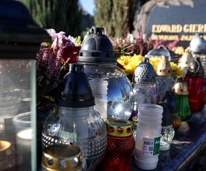 Grób Edwarda Gierka w Sosnowcu tonie w kwiatach na Wszystkich Świętych