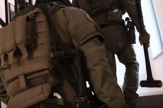 Stłuczki-ustawki z kaskaderami. CBŚP rozbiło gang z Pruszkowa! Wyłudzili miliony z ubezpieczeń