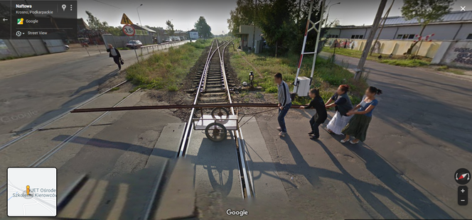 Cyganie ukradli tory? TikToker przyłapał ich na Google Street View [ZDJĘCIA] 