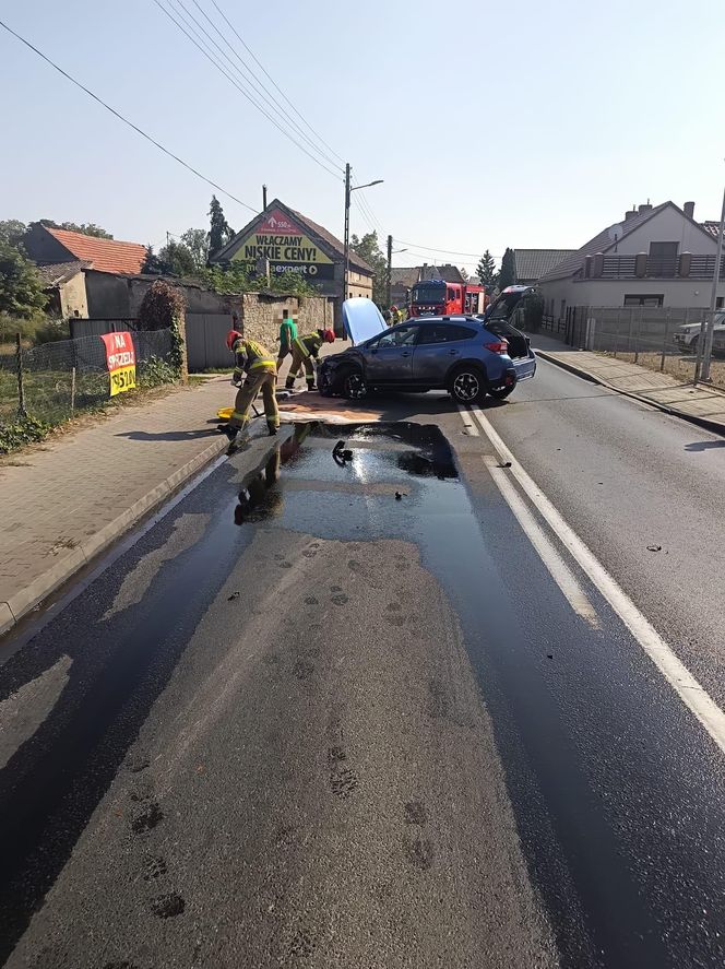 ​Wielki wyciek oleju po zderzeniu osobówki z ciężarówką na DK12 we Wschowie [ZDJĘCIA]