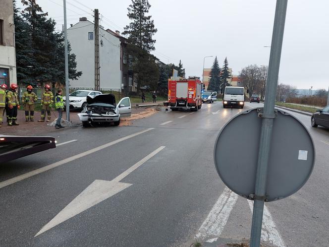 Osobówka uderzyła w latarnię na Piłsudskiego w Starachowicach