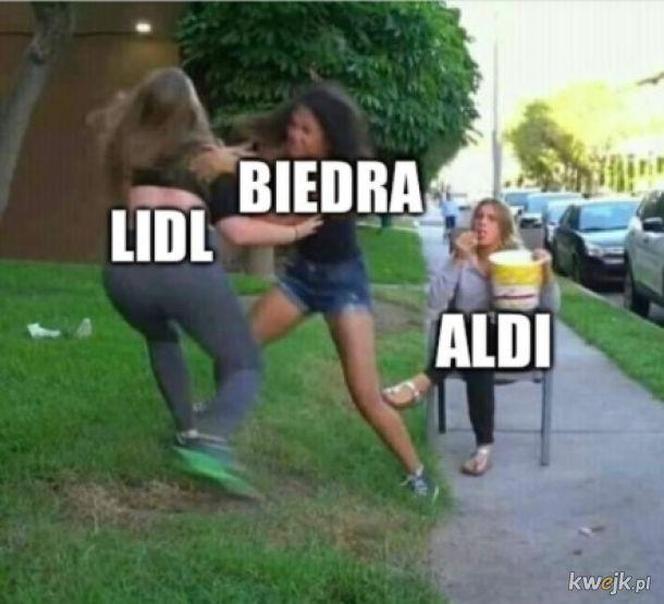 Zacięta walka Biedronki i Lidla trwa. Memy o dyskontach zalały internet. Pękniesz ze śmiechu!
