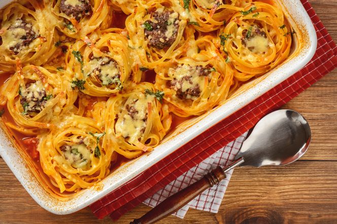 Makaronowe gniazda nadziewane mięsem w sosie pomidorowym