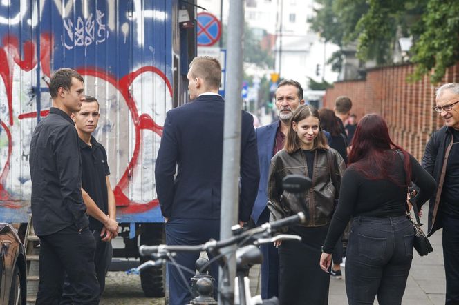 Pogrzeb Joanny Kołaczkowskiej. Tak pożegnali ją przyjaciele z kabaretu. Borek płakała jak uczennica