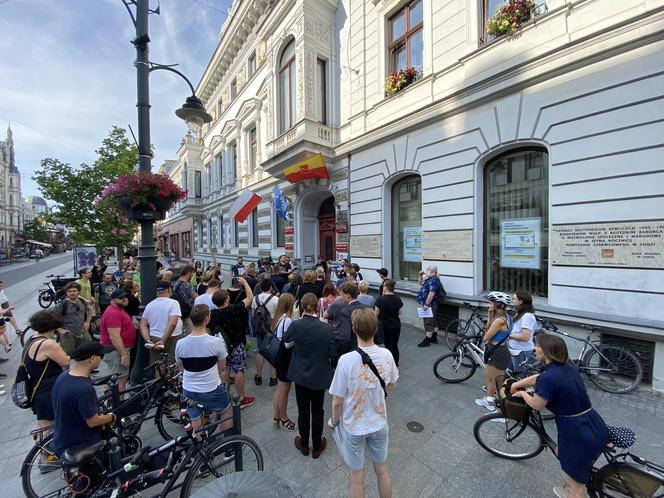 Pogrzeb łódzkiej komunikacji miejskiej. Mieszkańcy zebrali się pod Urzędem Miasta