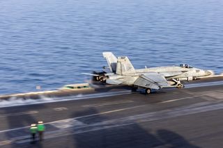 Myśliwiec F/A-18E Super Hornet w Morzu Czerwonym. Zsunął się z pokładu hangarowego lotniskowca 