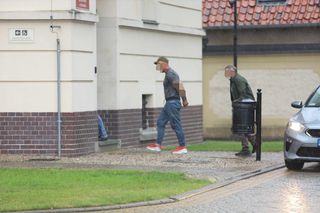 Papieros w jednej ręce, kradziona biżuteria - w drugiej. Beztroski złodziej w rękach policji