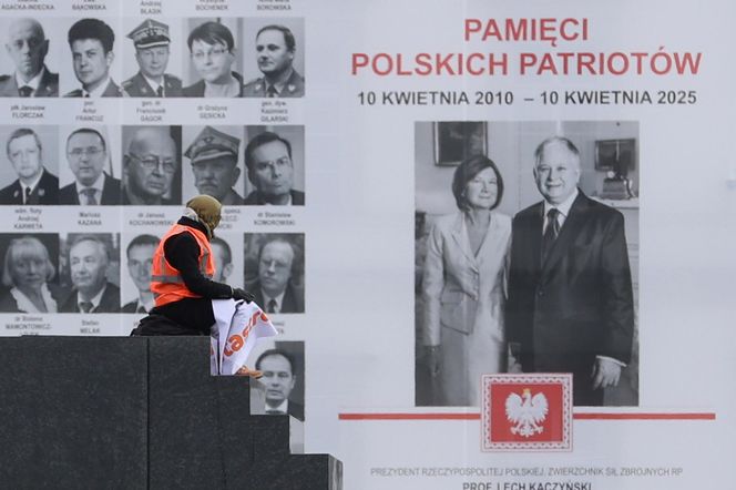Pomnik smoleński oblany sztuczną krwią