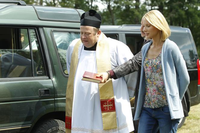 Blondynka 3 sezon. Ksiądz Andrzej Błażejczyk (Olaf Lubaszenko), Sylwia (Joanna Moro)