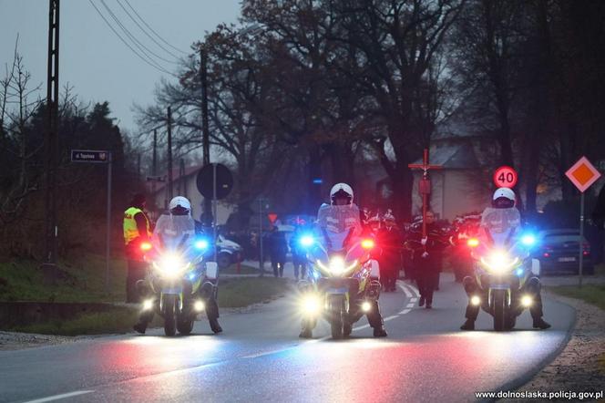 „Niebo płakało, a my razem z nim”. Strumienie deszczu i łez na pogrzebach Daniela i Ireneusza