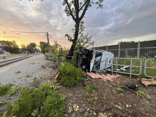 Wypadek na DTŚ. Samochód dostawczy wypadł z drogi. Jedna osoba poszkodowana