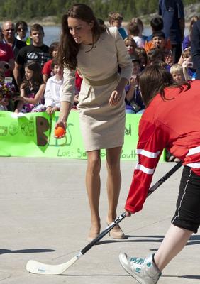 Księżna Kate symbolicznie rozpoczyna grę w hokeja