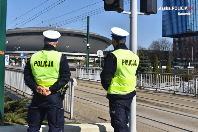 Policjanci przekazują przez megafon apelują o zostanie w domach. Zobaczcie [WIDEO]