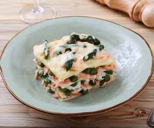 Lasagne ze szparagami i wędzonym łososiem. Obłędny obiad z sezonowych składników