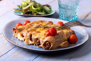 Cannelloni z mięsnym farszem w aromatycznym sosie pomidorowym: przepis na obiad, który zachwyci każdego!