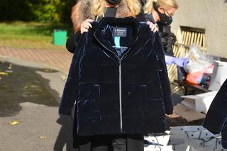 Mieszkańcy Skolimowa dostali kurtki