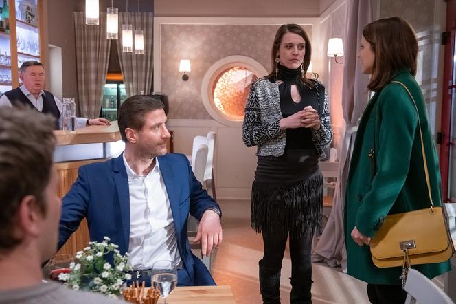 Na Wspólnej odcinek 2888, Roma (Julia Kamińska), Marta (Joanna Jabłczyńska)